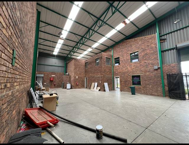 300M² WAREHOUSE TO LET IN LASER PARK